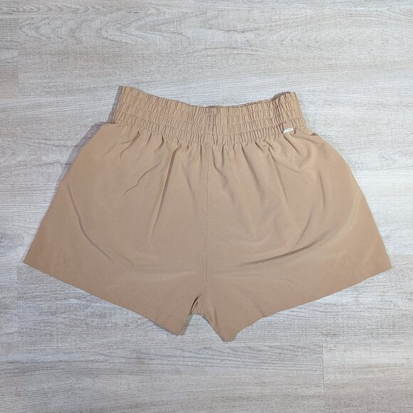 Vuori Villa Shorts High-Rise Women's Size Medium Tan Khaki Travel Pockets Beige - Picture 2 of 10